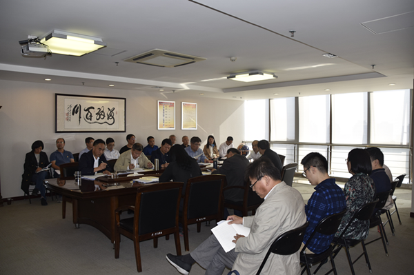 集團(tuán)公司召開“不忘初心、牢記使命”主題教育全面從嚴(yán)治黨專題集中學(xué)習(xí)研討會議