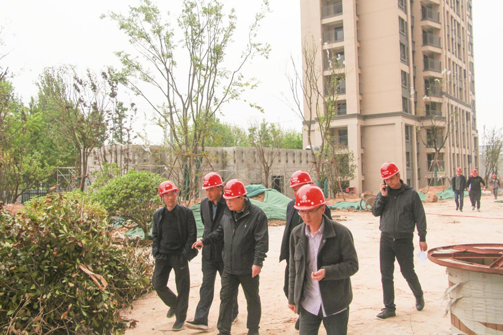 鄭州市國(guó)資委黨委書記、主任李秀山一行到美好天境苑項(xiàng)目調(diào)研指導(dǎo)安全生產(chǎn)工作